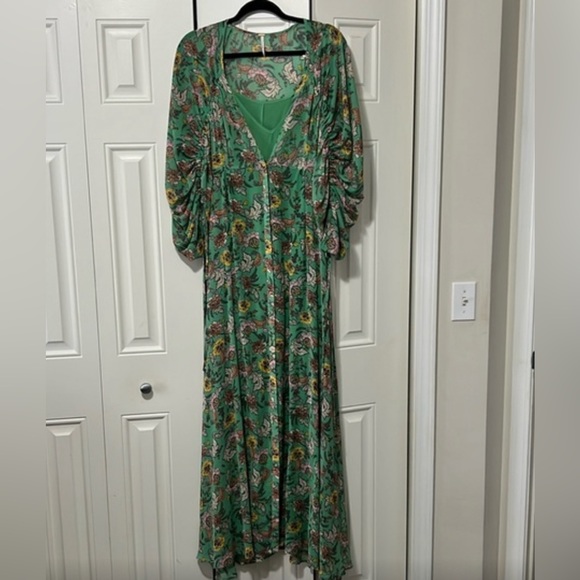 Free People Dresses & Skirts - Free People Green floral maxi dress with large blouson ruched & tied sleeves - L